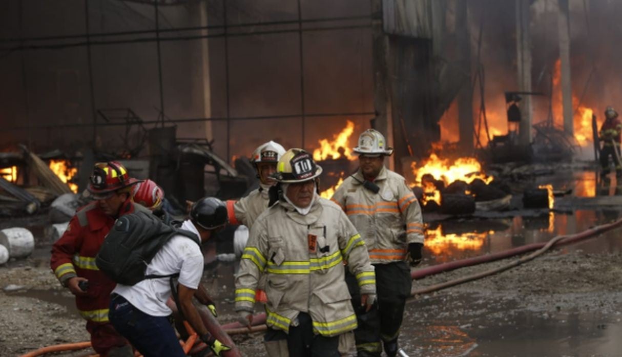 Huachipa: Incendio consume empresa de plástico en calle Las Acacias. (Foto: José Rojas/GEC)
