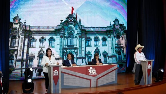 Los candidatos presidenciales se acusaron de pertenecer a organizaciones criminales durante el debate presidencial del JNE. (Foto: Hugo Pérez / @photo.gec)