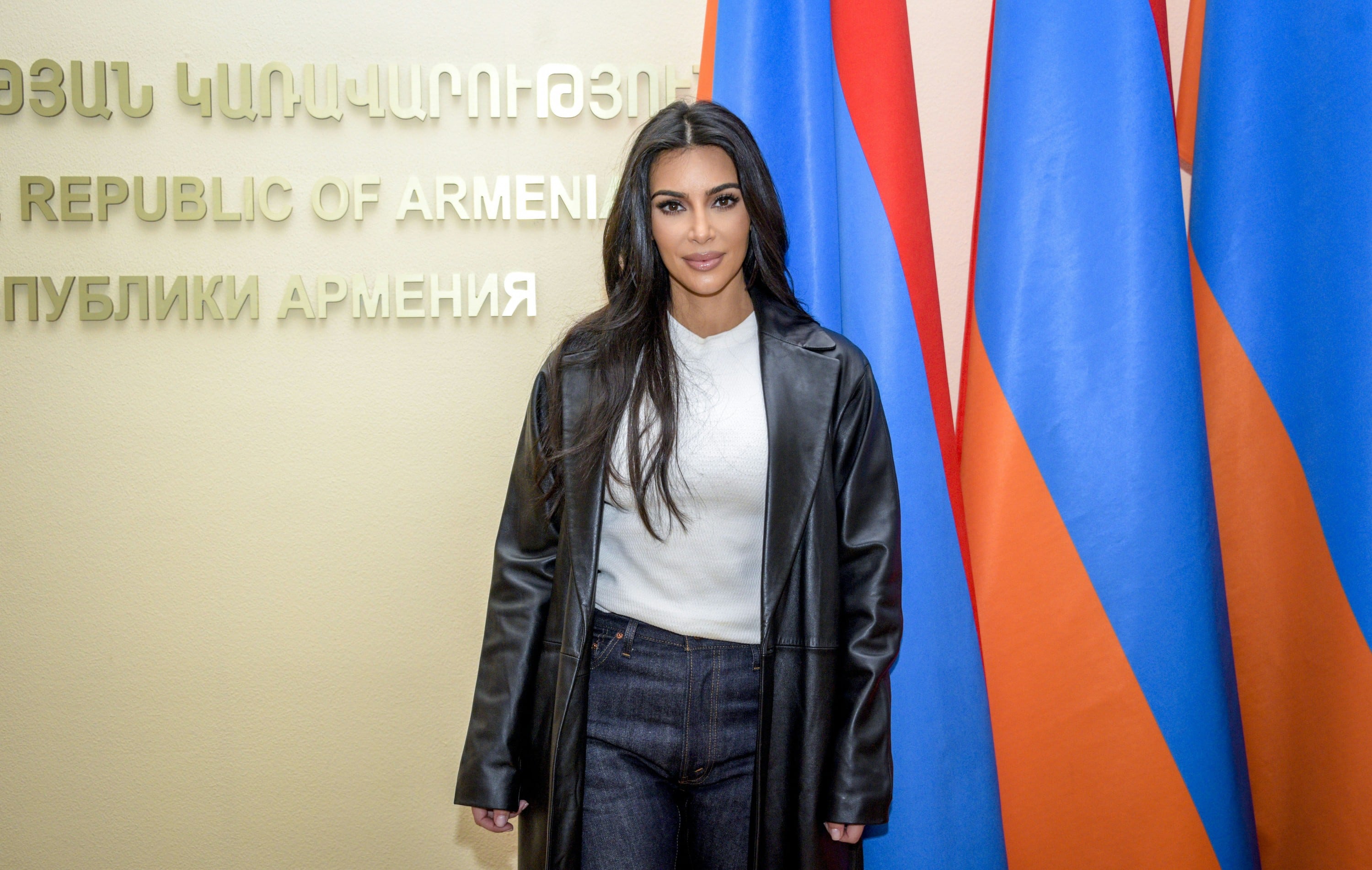 Kim Kardashian posa con banderas armenias en el Edificio del Gobierno Armenio durante su visita a Ereván el 9 de octubre de 2019. (Foto: AFP)