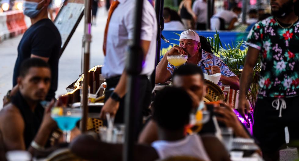 Un hombre disfruta de una bebida en un restaurante en Ocean Drive en Miami Beach, Florida (Estados Unidos), el 14 de julio de 2020, en medio de la pandemia de coronavirus. (AFP / CHANDAN KHANNA).