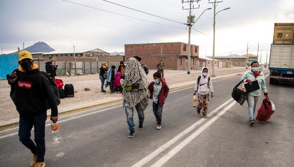 Migrantes venezolanos caminan hacia Iquique desde Colchane, Chile, luego de cruzar desde la frontera con Bolivia. (Foto: MARTIN BERNETTI / AFP)
