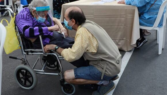 Las personas mayores de 80 años pueden acercarse este martes. . (Foto: Juan Ponce Valenzuela/@photo.gec)