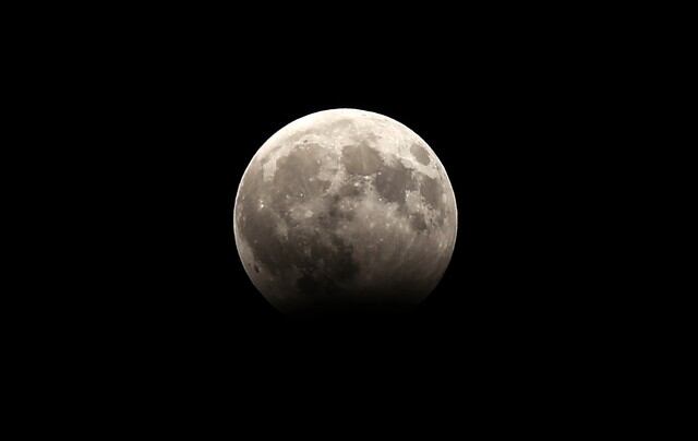 Un eclipse lunar, una superluna, una luna de sangre y una luna azul se podrán apreciar desde distintos puntos del mundo este 31 de enero. El fenómeno se repite cada 150 años.