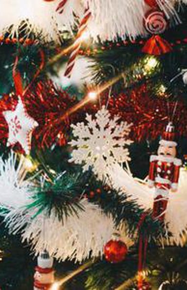 Cada diciembre acostumbramos decorar nuestras casas con infinidad de adornos típicos de esta festividad, pero ¿conoces el significado de los adornos de Navidad?. (Foto: Kristina Paukshtite / Pexels)