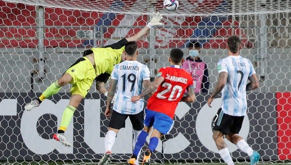 Emiliano 'Dibu' Martínez destacó en la victoria de Argentina vs. Chile. (Foto: EFE)