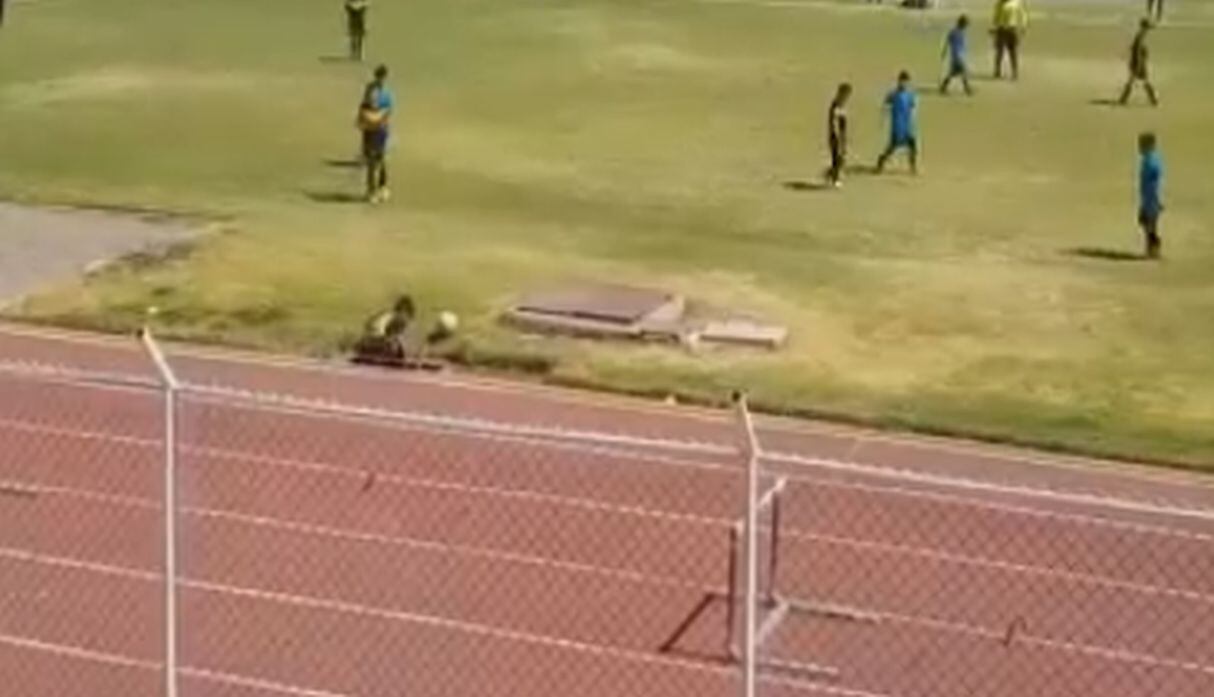 Niño cayó a pozo cuando jugaba un partido de menores en el estadio Melgar de Arequipa. (Capturas: Facebook)