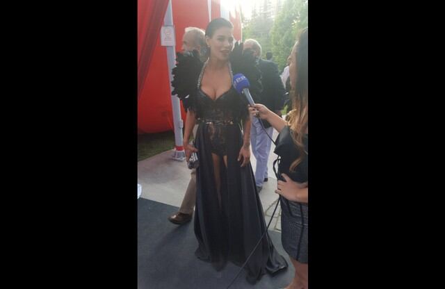 Angie Jibaja fue criticada en Chile por su osado vestido que lució en una premiación del diario La Cuarta.
