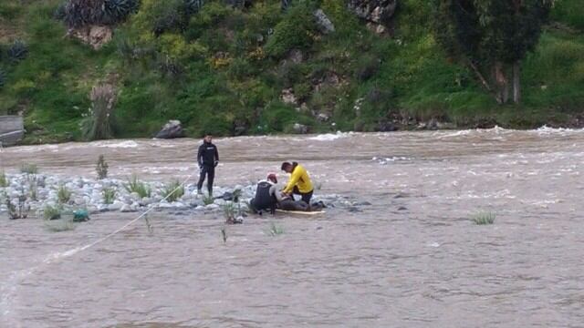 Junín: 2 muertos y 3 desaparecidos tras caída de auto al río Mantaro