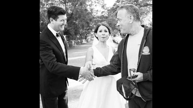 Toms Hanks se tomó fotos con una pareja de recién casados. Foto: Meg Miller Fotografía