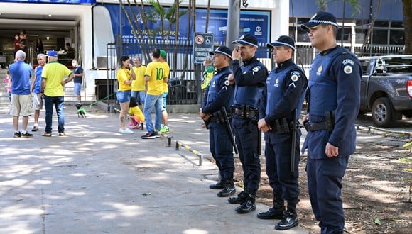 Policías brasileños montan guardia frente a un colegio electoral durante la segunda vuelta de las elecciones presidenciales, en Brasilia, el 30 de octubre de 2022. (Foto por EVARISTO SA / AFP)