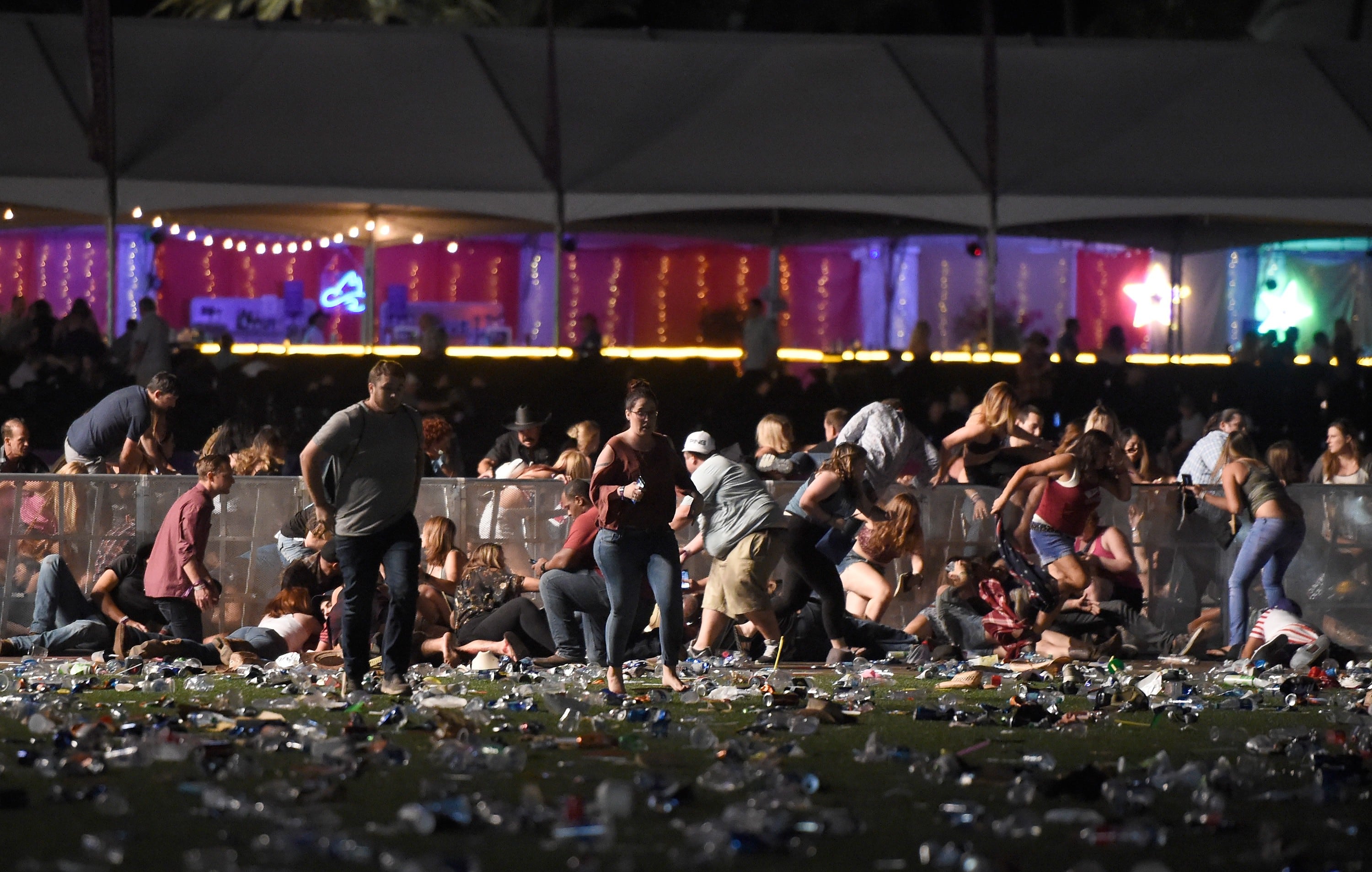 Tiroteo en Las Vegas: videos y fotos de la masacre que dejó 50 muertos y más de 400 heridos (AFP)