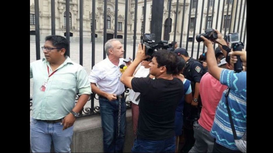 Nano Guerra García se encadena en Palacio de Gobierno.