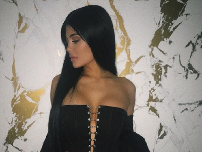 La bella Kylie Jenner la sigue rompiendo en Instagram con sus sensuales prendas de vestir.