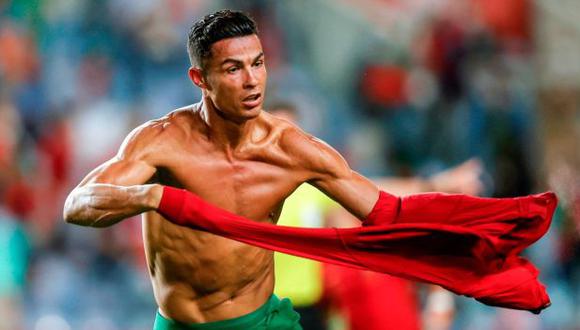 Cristiano Ronaldo se motiva antes de medirse a Turquía en la repesca de UEFA. (Foto: EFE)