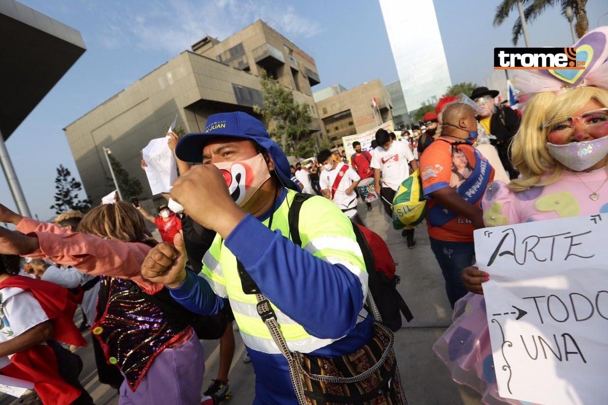 Cómicos ambulantes, payasos y músicos participaron en manifestación. (Foto: Fernando Sangama/ GEC)
