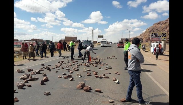 Enardecidos pobladores bloquearon carretera tras la muerte de una estudiante en un accidente de tránsito. (Foto: Trome)