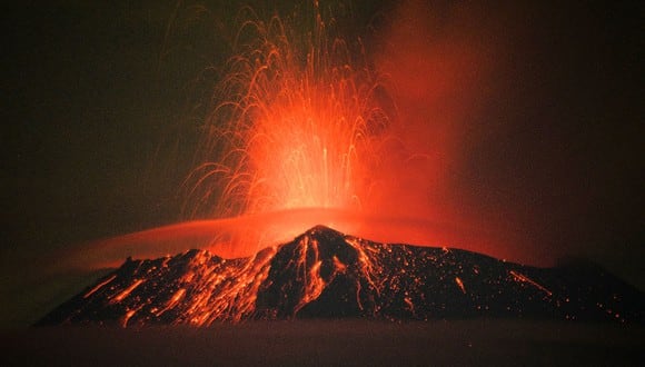 Materiales incandescentes, ceniza y humo son arrojados desde el volcán Popocatépetl en San Nicolás de los Ranchos, estado de Puebla, México. (Foto: AFP)