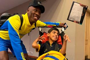 Luis Advíncula tiene noble gesto con Isaías, un niño de 11 años con parálisis cerebral