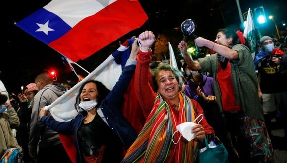Los partidarios de la opción "Yo apruebo" reaccionan después de escuchar los resultados del referéndum sobre una nueva constitución chilena en Valparaíso, Chile. (REUTERS/Rodrigo Garrido).