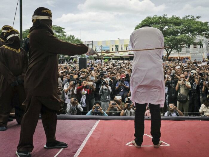 Los hombres fueron condenados a 85 varazos públicos por un tribual islámico de Indonesia hace una semana.