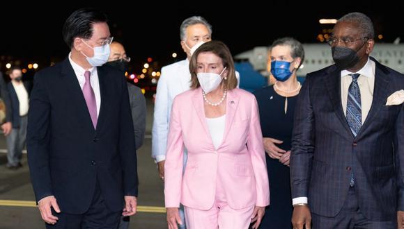 La presidenta de laCámara de Representantes de los Estados Unidos, Nancy Pelosi, recibe la bienvenida a su llegada al aeropuerto de Sungshan en Taipei. (Foto de Ministerio de Relaciones Exteriores de Taiwán / AFP)