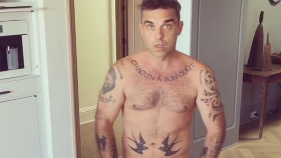 Robbie Williams remece las redes al aparecer totalmente desnudo