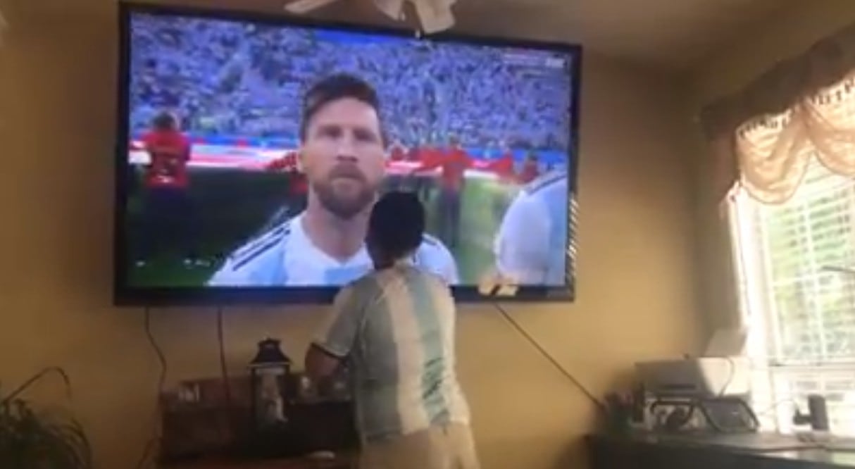 Hincha argentino le echó agua bendita a Lionel Messi y la selección argentina para que gane partido contra Nigeria.