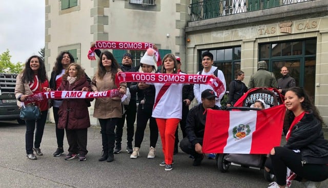 Hinchas de la selección peruana lo recibieron en las puertas de la institución deportiva y le brindaron todo su apoyo. Fotos: @helenarebello_