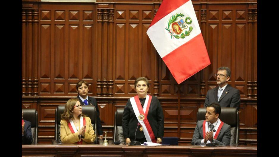 Luz Salgado fue presidenta del Perú… hasta que PPK recibió la banda presidencial. (@congresoperu en Twitter)