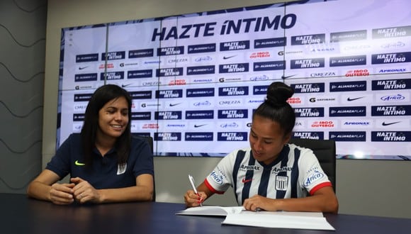 Alianza Lima le brindó su primer contrato profesional a siete futbolistas del equipo femenino. (Foto: Alianza Lima)