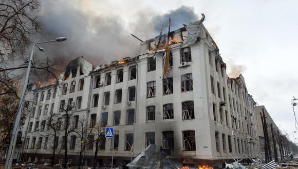 La escena de un incendio en el edificio del Departamento de Economía de la Universidad Nacional Karazin Kharkiv, tras un reciente bombardeo de Rusia, el 2 de marzo de 2022. (Foto de Sergey BOBOK / AFP)