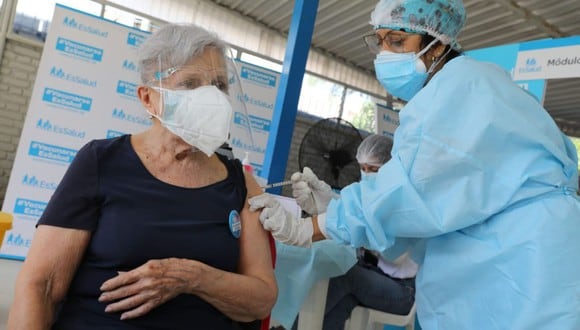 Conoce aquí el padrón del tercer grupo de adultos mayores de EsSalud que serán vacunados esta semana (Foto: Andina)
