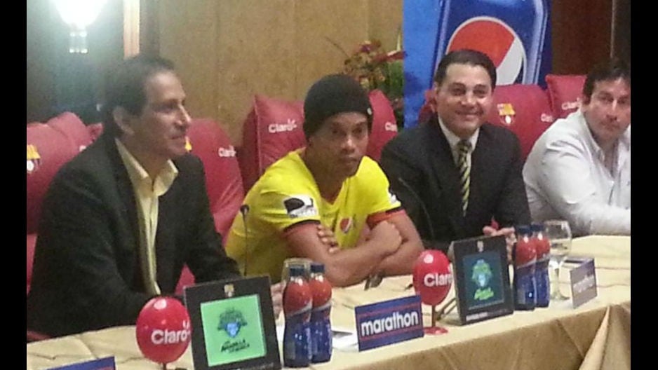Ronaldinho en Ecuador para enfrentar a la San Martín. (Twitter)