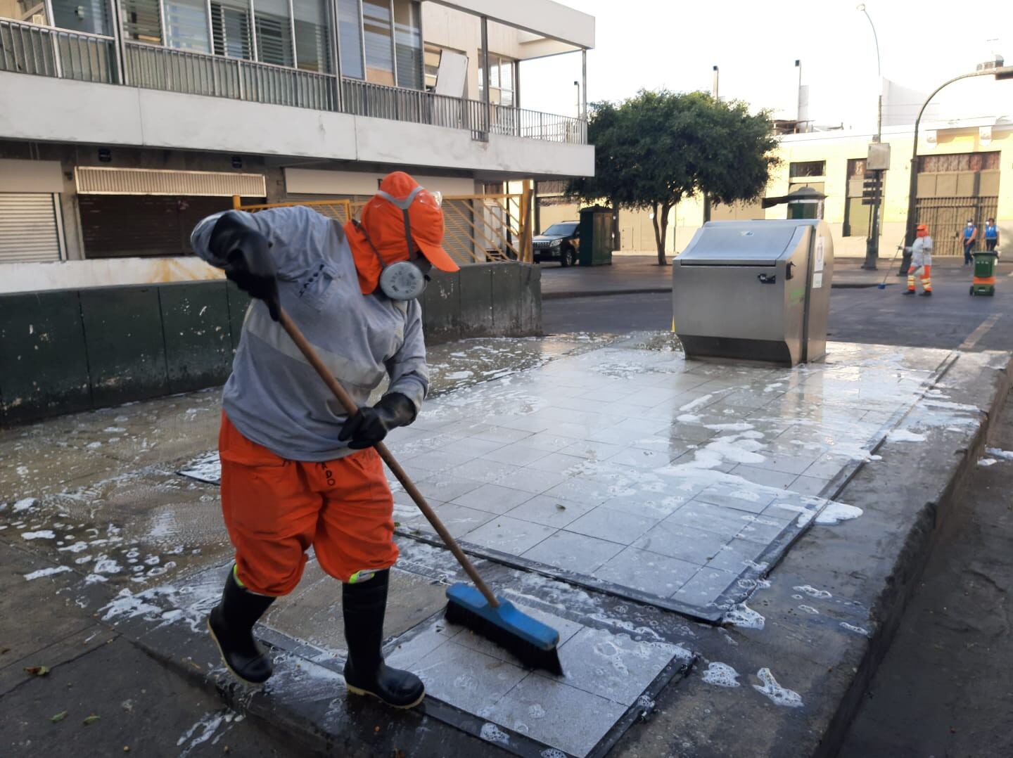 Municipalidad de Lima reforzó las acciones de limpieza y desinfección en los alrededores de la zona comercial de Mesa Redonda. (Foto: Difusión)