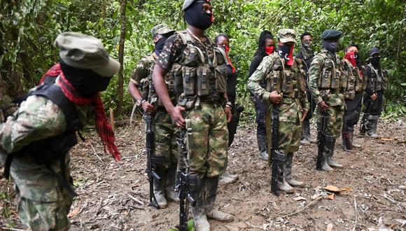 Integrantes del frente Ernesto Che Guevara, perteneciente a la guerrilla del Ejército de Liberación Nacional (ELN), hacen fila en la selva del Chocó, Colombia, el 23 de mayo de 2019. (Foto de Raúl ARBOLEDA / AFP)