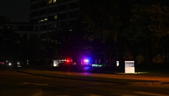 Coches de la policía de Tulsa bloquean la entrada del Natalie Medical Building en el campus del Hospital Saint Francis en Tulsa, Oklahoma, el 1 de junio de 2022. (Foto de CHANDAN KHANNA / AFP)