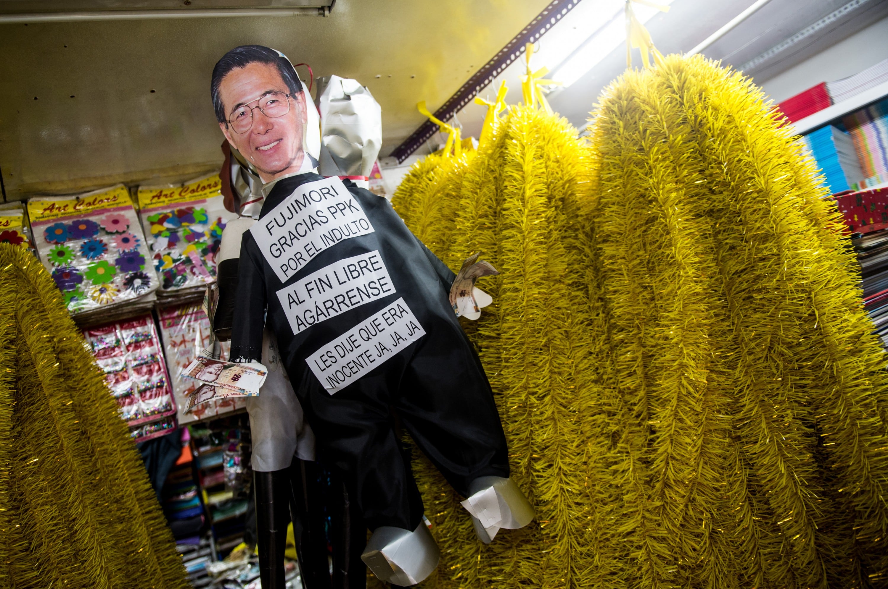 No queda nada para que llegue el año nuevo en Perú y los muñecos de PPK y Alberto Fujimori son todo un éxito en el Centro de Lima.