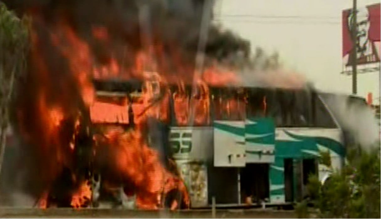 Panamericana Norte: Bus interprovincial se incendia frente a Mega Plaza