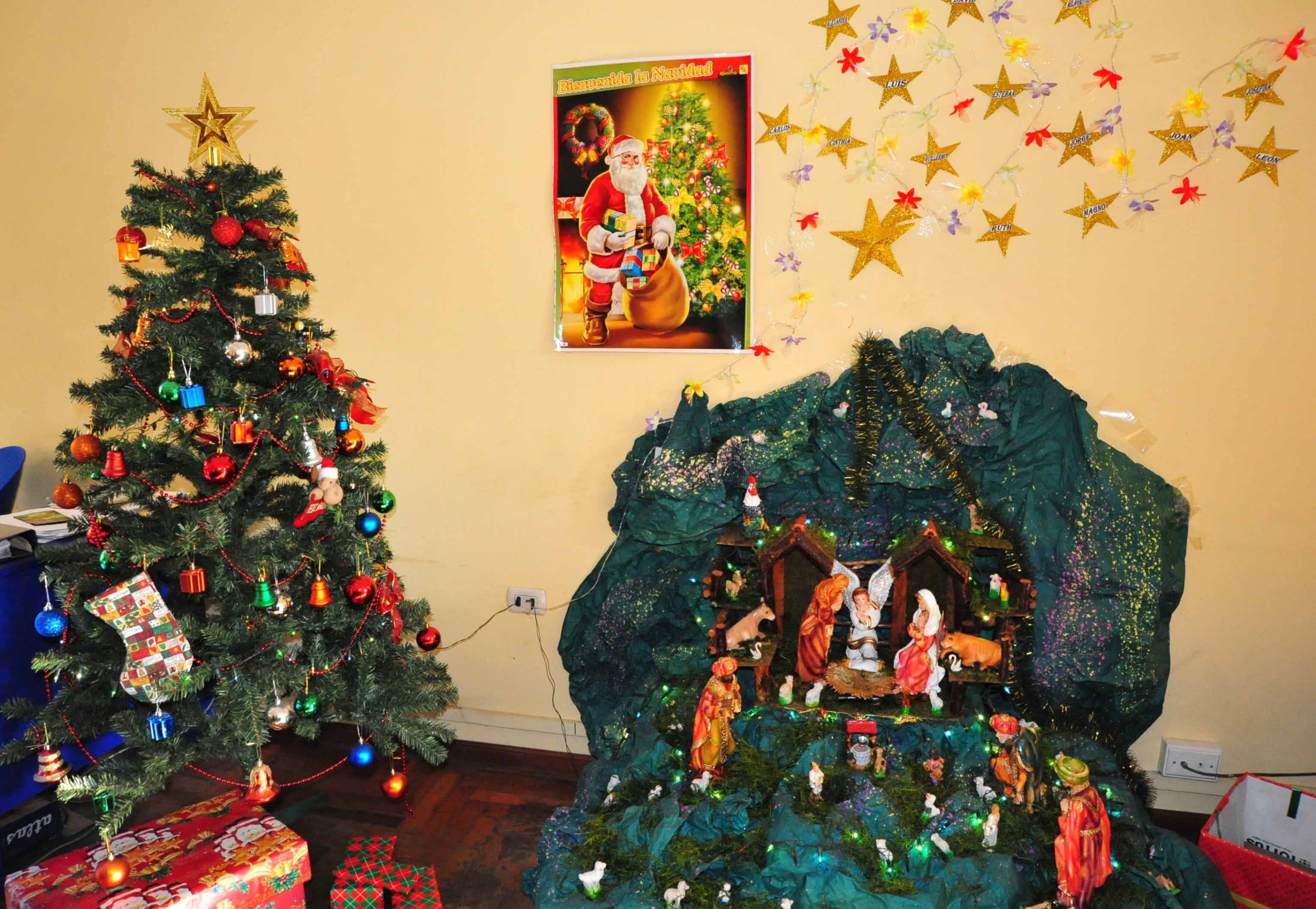 Evite cortocircuitos e incendios por el arbolito y las luces navideñas en su hogar.