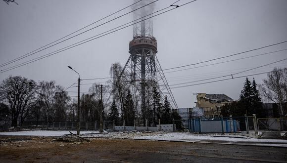 Una vista del sitio del ataque aéreo de ayer que golpeó la principal torre de televisión de Kiev el 2 de marzo de 2022. (Foto referencial: Dimitar DILKOFF / AFP)