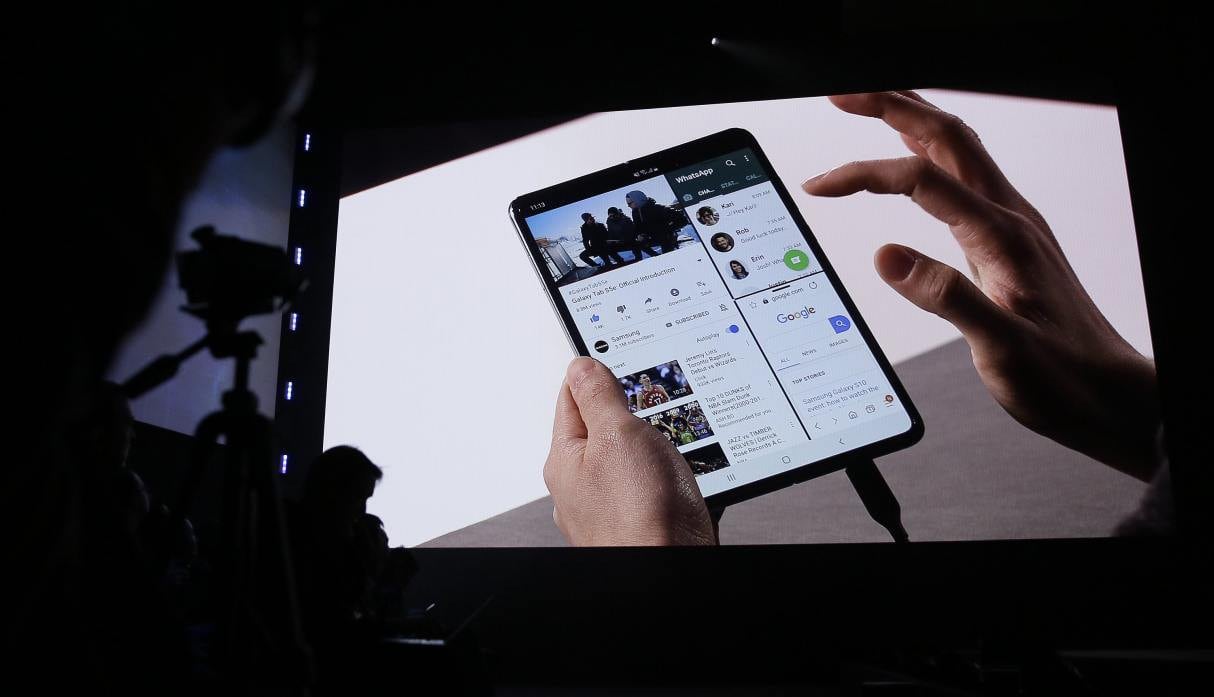 DJ Koh, Presidente y CEO de la División de Comunicaciones Móviles y TI de Samsung Electronics, sostiene el nuevo teléfono inteligente Samsung Galaxy Fold. (Foto: AFP)