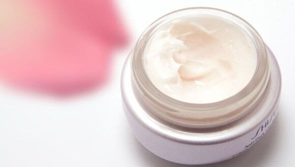 La aplicación de las cremas antiarrugas siempre son más efectivas por la noche. (Foto: Pixabay)