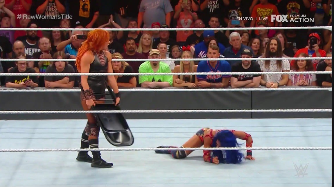 La campeona Becky Lynch no dudó en utilizar una silla para desquitarse de 'La Jefa'. (Captura Fox Sports)
