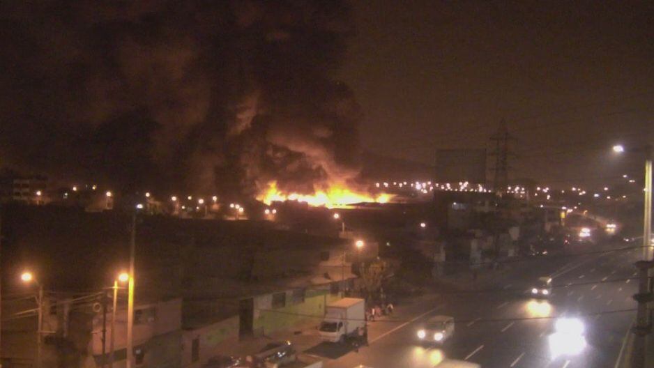 Incendio consume fábrica cercana a almacén del minsa en El Agustino.