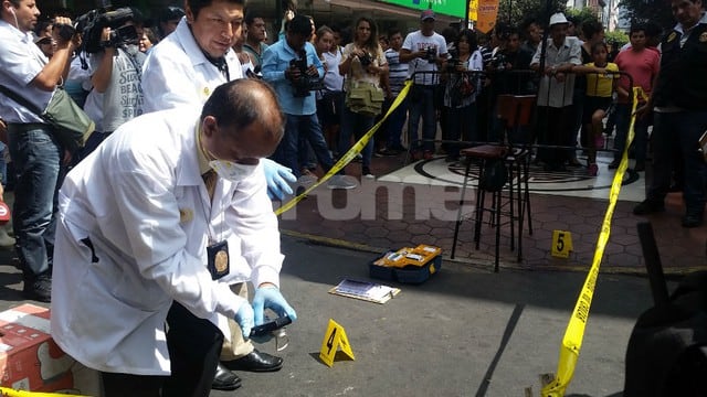 Peritos de criminalística llegaron al lugar de los hechos para recabar pruebas del asalto y balacera en el Barrio Chino. (Fotos: José Yucra)