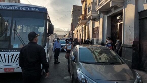 los agentes policiales trasladaron a los detenidos en un bus del Serenazgo de Lima a la comisaría de San Andrés para identificarlos e imponerles la sanción correspondiente. (Foto: MML)