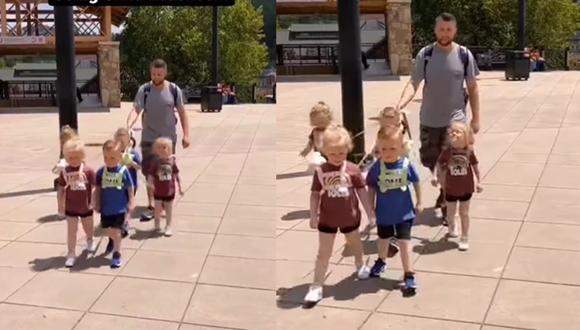 Jordan Driskell paseando con sus cinco hijos, todos sujetados por un arnés. (Foto: Captura de video)