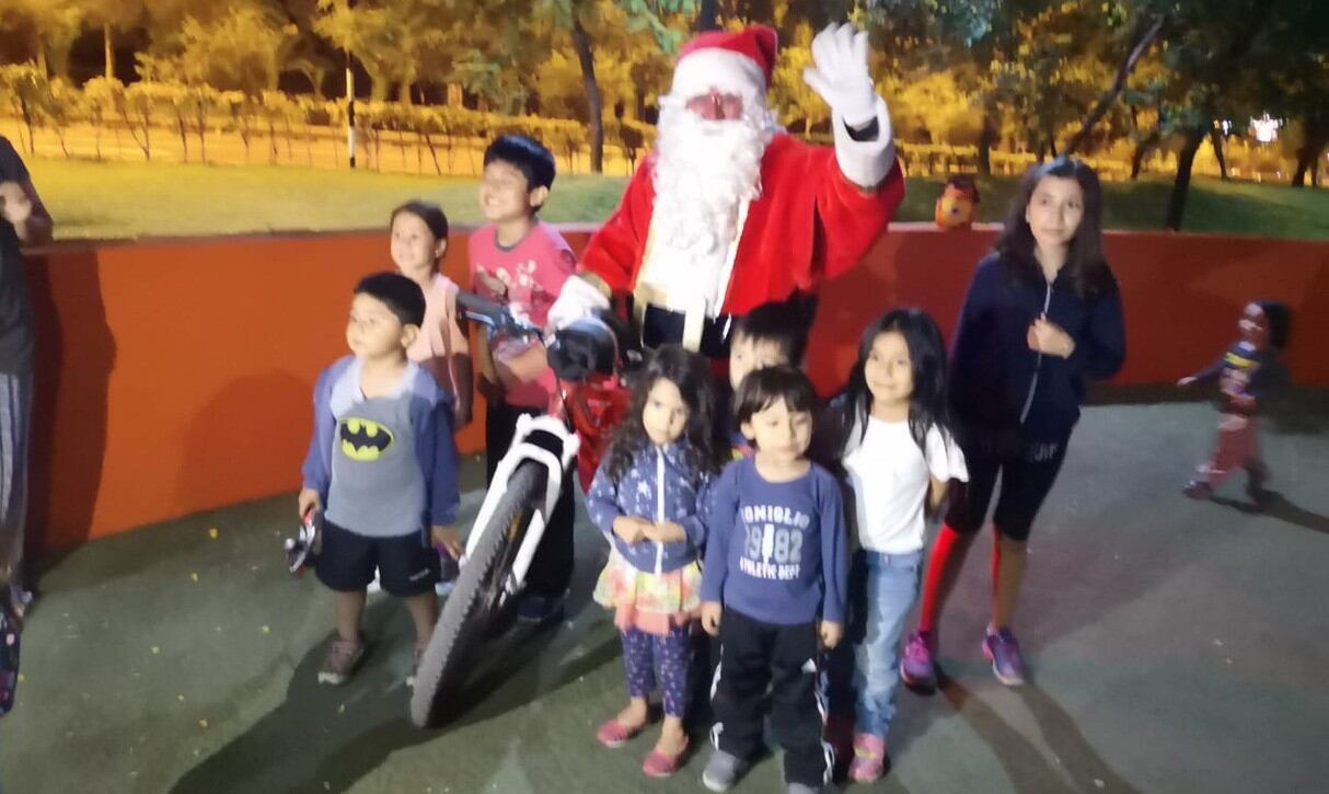 Papa Noel llevó alegría a los niños a bordo  de su 'bicitrineo'. (Fotos: Trome)