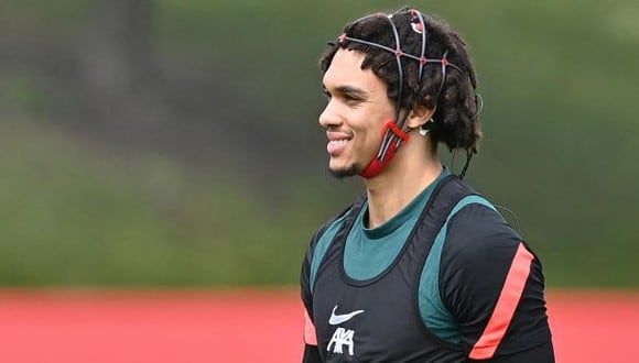 Alexander-Arnold utilizó unos sensores cerebrales en el entrenamiento de Liverpool. (Foto: AFP)