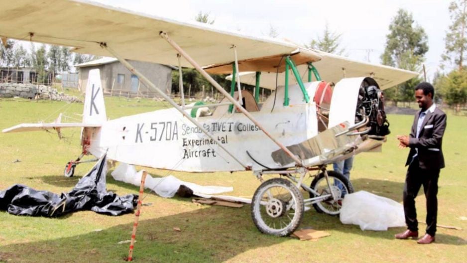 El etíope Asmelash Zeferu ha sorprendido con su habilidad para construir y volar un avión tan solo viendo tutoriales. (Fotos: Facebook/YouTube)